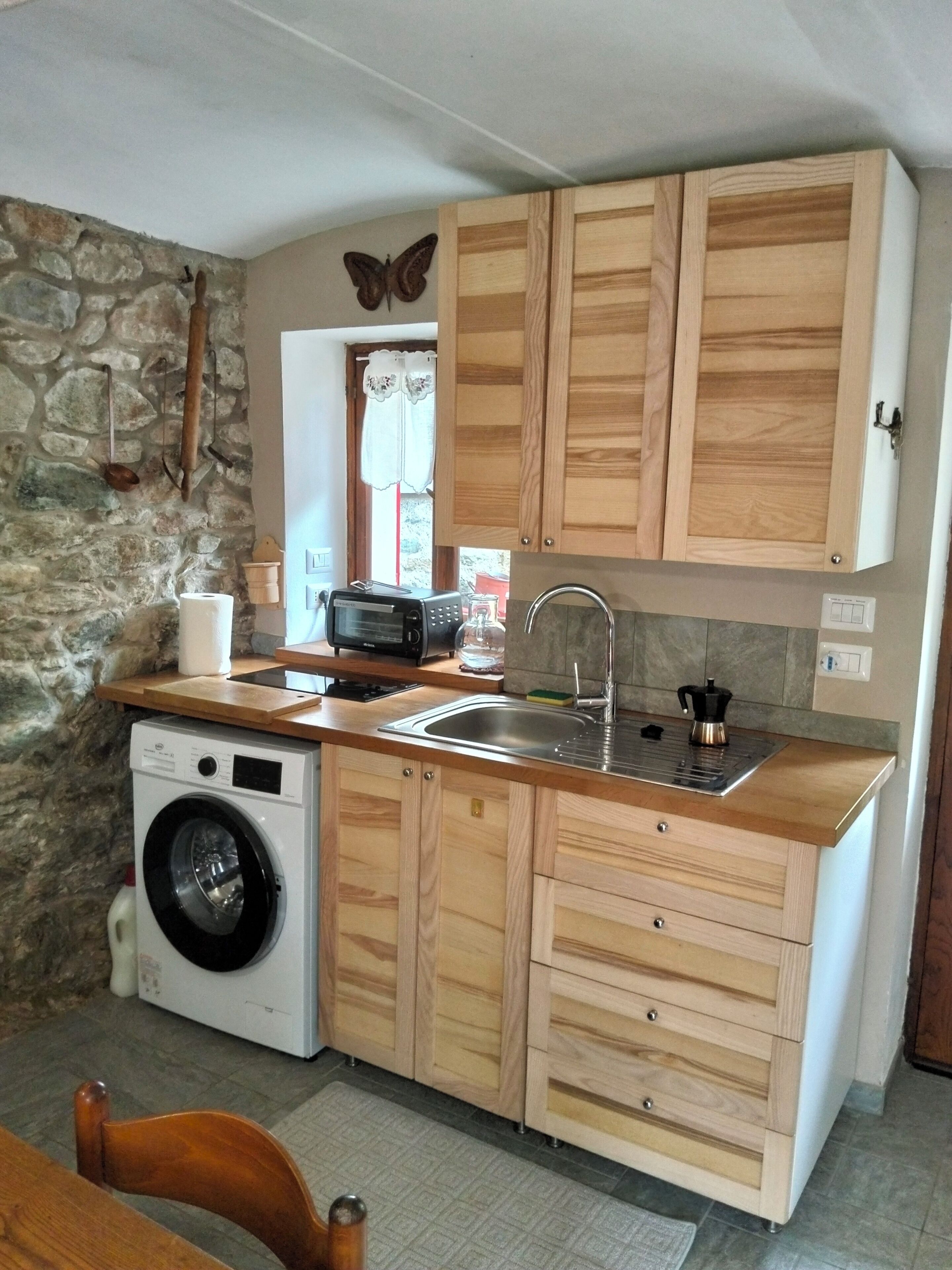Kühlschrank, Ofen, Wasserkocher mit Kaffee-/Teezubehör, Toaster