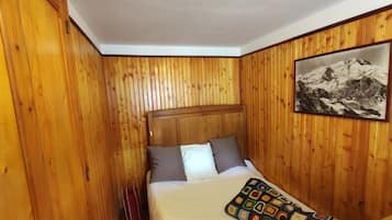 2 bedrooms, bed sheets