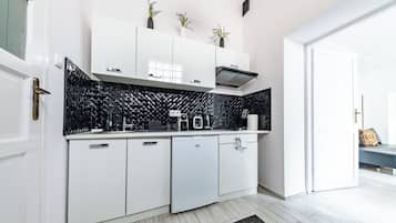 Wawel Castle Apartment | Cocina privada | Hervidor eléctrico, tostadora y trona infantil