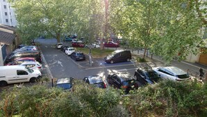 A parking lot with multiple cars and a few trees. - Superbe Studio Neuf au Cœur des Carmes - Elegance & Comfort (Toulouse)