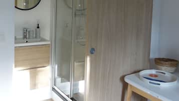 Een douche, handdoeken, toiletpapier