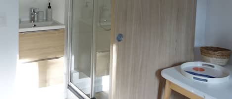 Ducha, toallas, papel higiénico