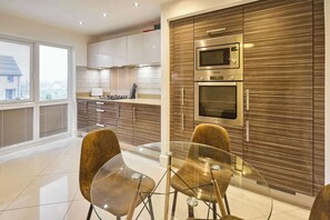 Fridge, microwave, oven, stovetop - Host & Stay | Chippenham Close (Corby)