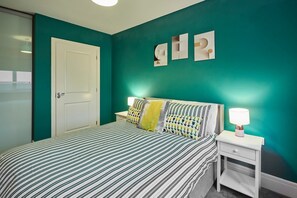 3 bedrooms, iron/ironing board, WiFi, bed sheets - Host & Stay | Chippenham Close (Corby)