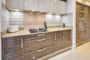 Fridge, microwave, oven, stovetop - Host & Stay | Chippenham Close (Corby)