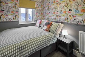 3 bedrooms, iron/ironing board, WiFi, bed sheets - Host & Stay | Chippenham Close (Corby)