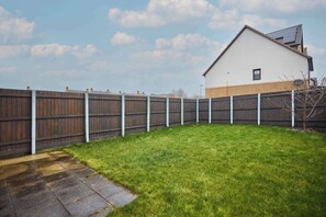 Property grounds - Host & Stay | Chippenham Close (Corby)