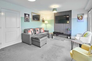 TV, offices - Host & Stay | Chippenham Close (Corby)