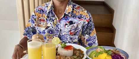 Una persona lleva una bandeja con comida y bebidas.