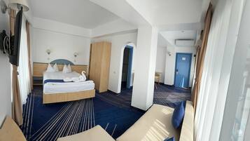 Familienzimmer, Balkon, eingeschränkter Meerblick | Zimmersafe, Schreibtisch, laptopgeeigneter Arbeitsplatz