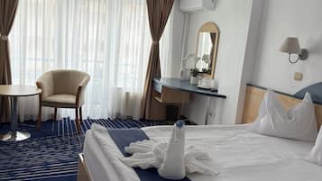 Studio | Zimmersafe, Schreibtisch, laptopgeeigneter Arbeitsplatz