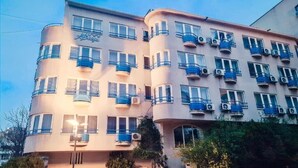 A multi-story hotel with balconies and air conditioning units. - Briza Boutique Mamaia (Constanta)