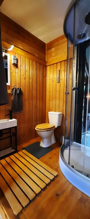 Toalhas de banho, sabonete, papel higiênico 