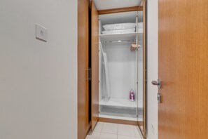 Superior-Studiosuite, Balkon | Schrank