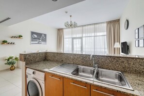 Superior Studio Suite, Balcony | Private kitchen | Electric kettle - Knokey Bay Square (Dubai)