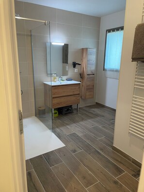 Shower, hair dryer, towels, soap - Welcome to Gîtes "Le Duo De Galerne"! 5 minutes from ZooParc de Beauval (Seigy)