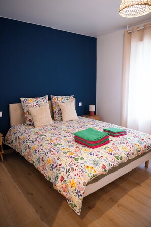 2 chambres, fer et planche à repasser, lit de bébé portatif