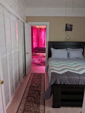 2 chambres, fer et planche à repasser, Wi-Fi, draps fournis