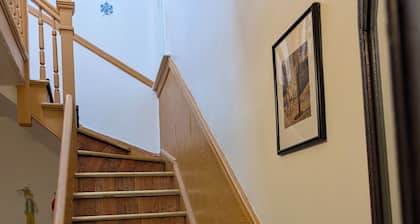 Charming 2-BDR apartment 900SF with Wi-Fi, AC, 20 minutes away from TS Manhattan