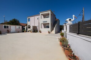 Un immeuble à deux étages sur lequel on peut lire l’inscription « Velecci Apartments ».