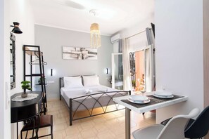 Tabla de planchar con plancha, cuna de viaje, wifi y ropa de cama 