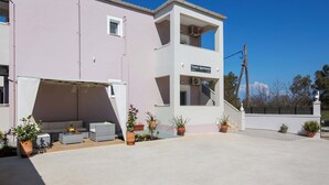 Un edificio de dos pisos con un cartel que dice 'Venezil Apartments'.