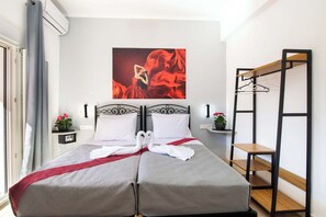 Ferros/tábuas de passar roupa, berço de viagem, Wi-Fi, roupa de cama