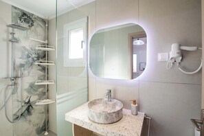 Dusj, hårføner og håndklær