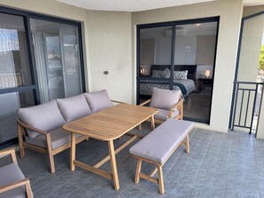Outdoor dining - Walk to City Centre and Town Beach Downtown on Davey (Mandurah)