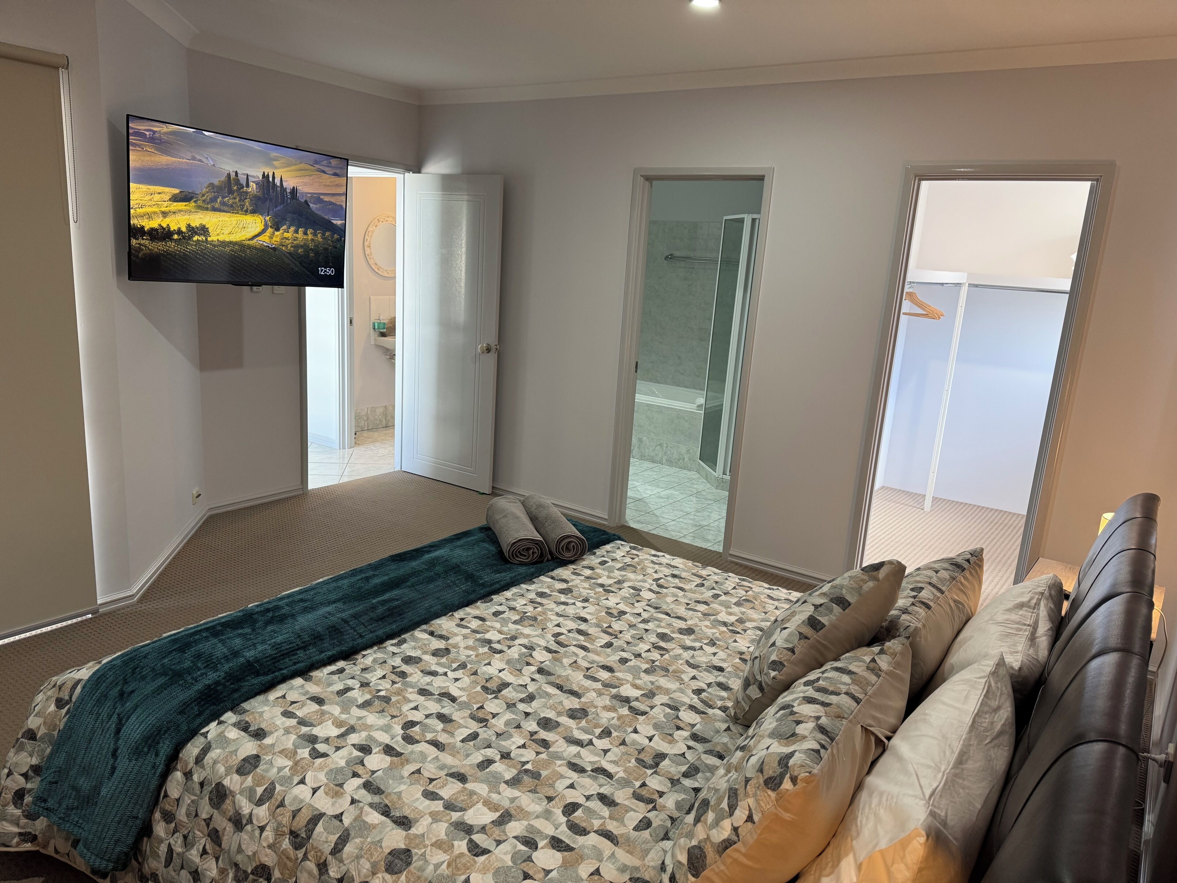 3 bedrooms, iron/ironing board, free WiFi, bed sheets