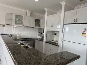 Fridge, microwave, oven, stovetop - Walk to City Centre and Town Beach Downtown on Davey (Mandurah)