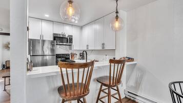 Condo, 2 phòng ngủ | Bếp riêng | Tủ lạnh, lò nướng, dụng cụ pha cà phê/trà, ấm điện