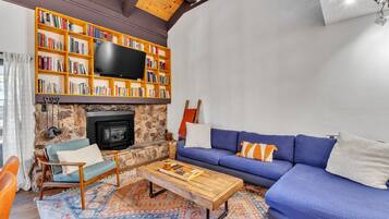 Condo, 2 phòng ngủ | Khu phòng khách | Smart TV, dịch vụ stream