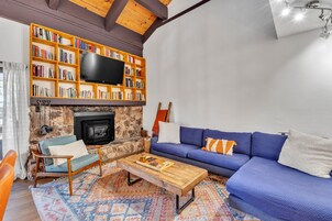 Condo, 2 Bedrooms | Living area