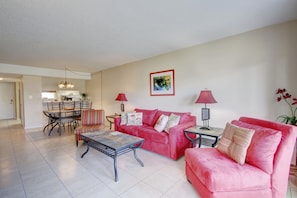 Condo, 2 chambres | Aire de séjour | Téléviseur connecté