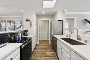 Kylskåp, mikrovågsugn, ugn och spishäll