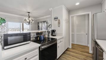 雪櫃、微波爐、焗爐、爐具