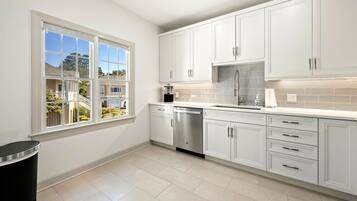 Condo, 3 Bedrooms | Private kitchen | Fridge, oven, coffee/tea maker, toaster