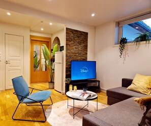 TV, offices - City center retreat with king bed (Bergen)