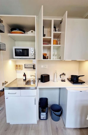 Fridge, microwave, stovetop, coffee/tea maker - Sleep well in Heart of Bergen - Beautiful street (Bergen)