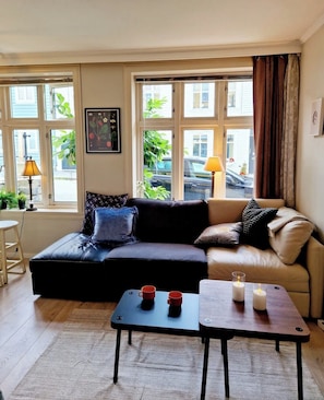 TV, offices - Sleep well in Heart of Bergen - Beautiful street (Bergen)