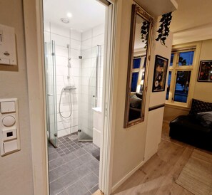 Shower, hair dryer - Sleep well in Heart of Bergen - Beautiful street (Bergen)