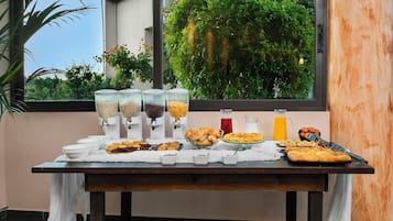 Café da manhã com buffet grátis todos os dias
