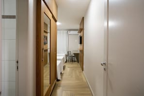 Escritorio, espacio para trabajar con laptop y wifi gratis