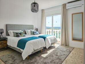 4 chambres, coffres-forts dans les chambres, fer et planche à repasser