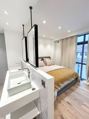 5 bedrooms, iron/ironing board, WiFi, bed sheets