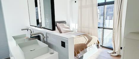5 bedrooms, iron/ironing board, WiFi, bed sheets