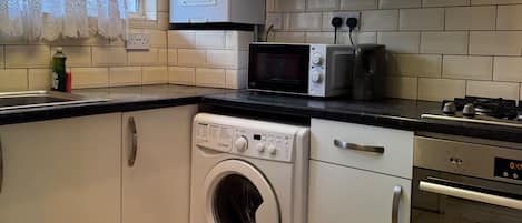 Apartemen | Dapur pribadi | Lemari es, microwave, oven, dan kompor