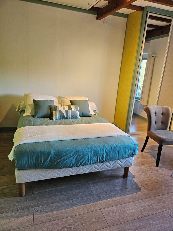 1 bedroom, WiFi, bed sheets