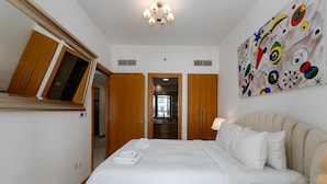 House - 1BR Apt in Prime Location w Marina View Balcony (Dubai)